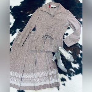 Vintage two piece pleated set! Perfect condition size 10 women’s